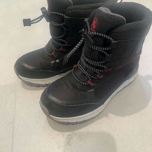 Kamik Kids Rockies insulated boots SIZE great condition!